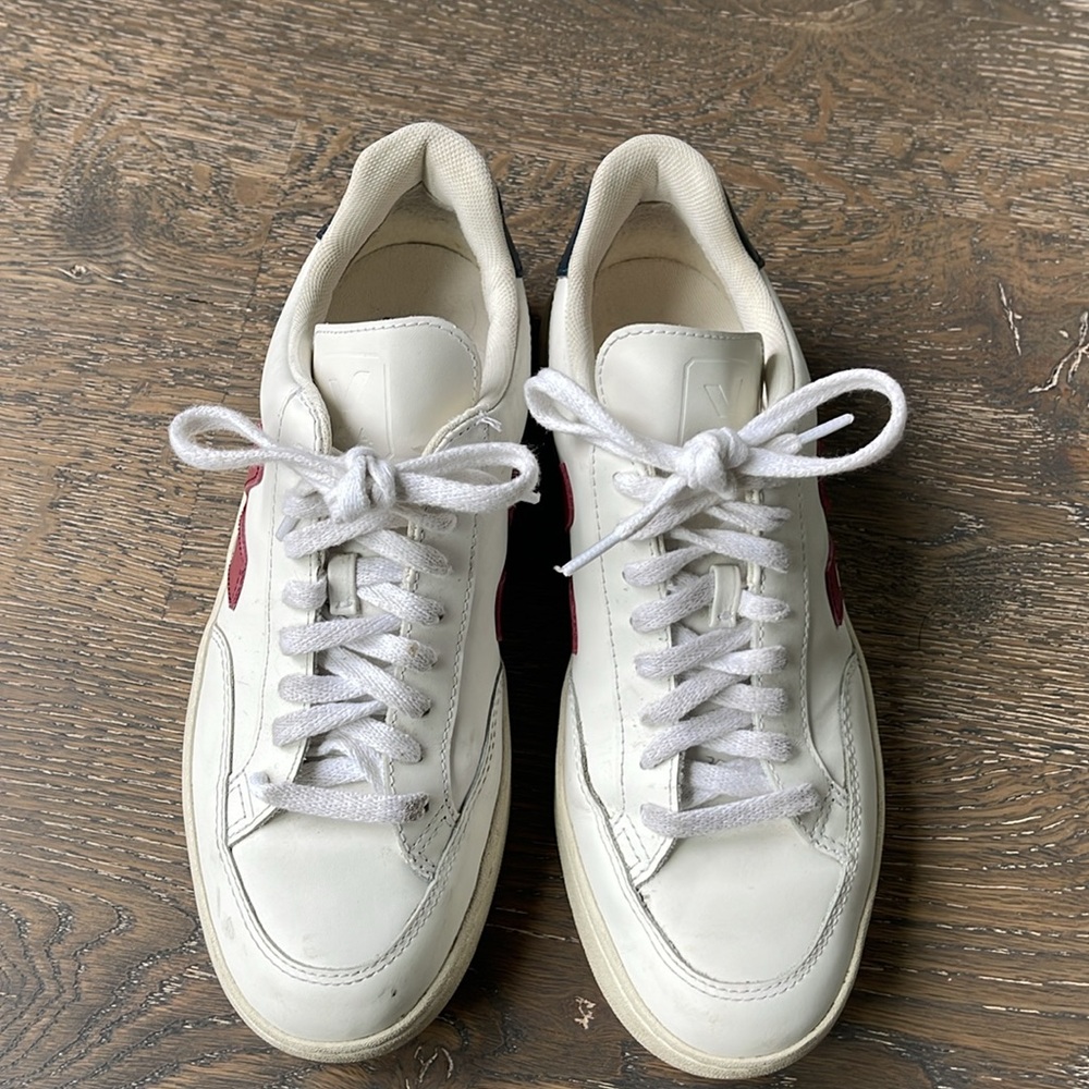 Veja V-12 Leather Sneaker - Picture 2 of 7